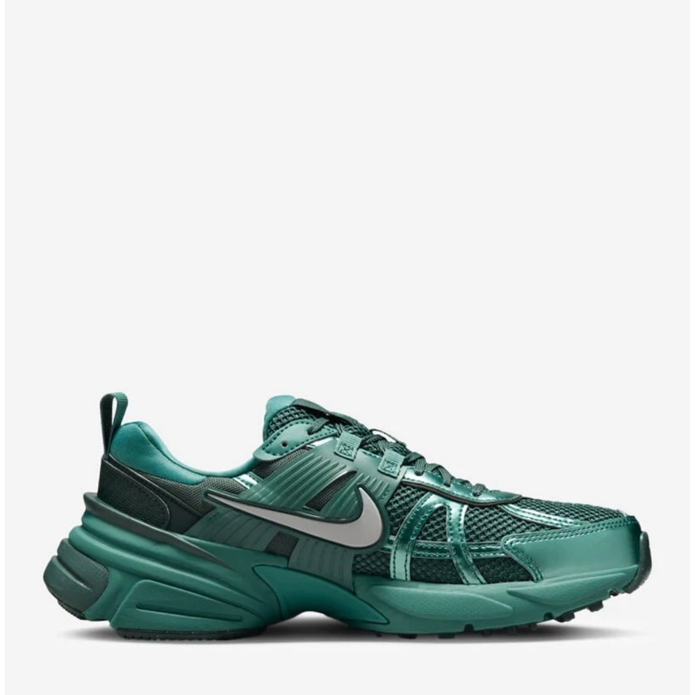 Nike women’s V2K Run Green Athletic Sneakers with Trail-Ready Design. NEW.